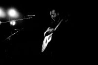Multi skilled guitarist Jon Gomm tours
