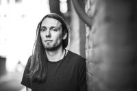 Virtuoso fingerstyle guitarist Mike Dawes announces UK tour dates